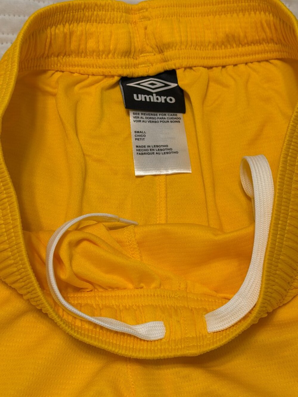 Umbro Mesh Shorts - Picture 2 of 3